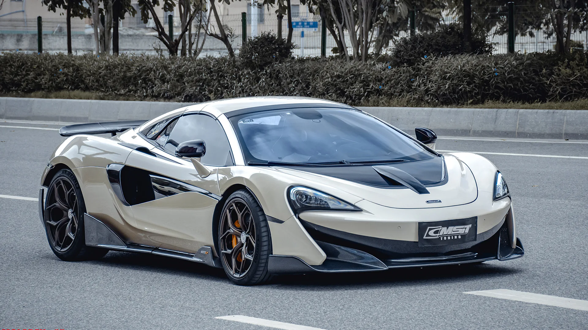 A McLaren fitted with a CMST carbon fiber kit