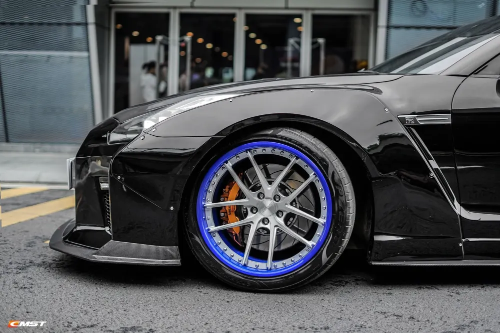 CMST carbon fiber fenders for the Nissan GT-R R35